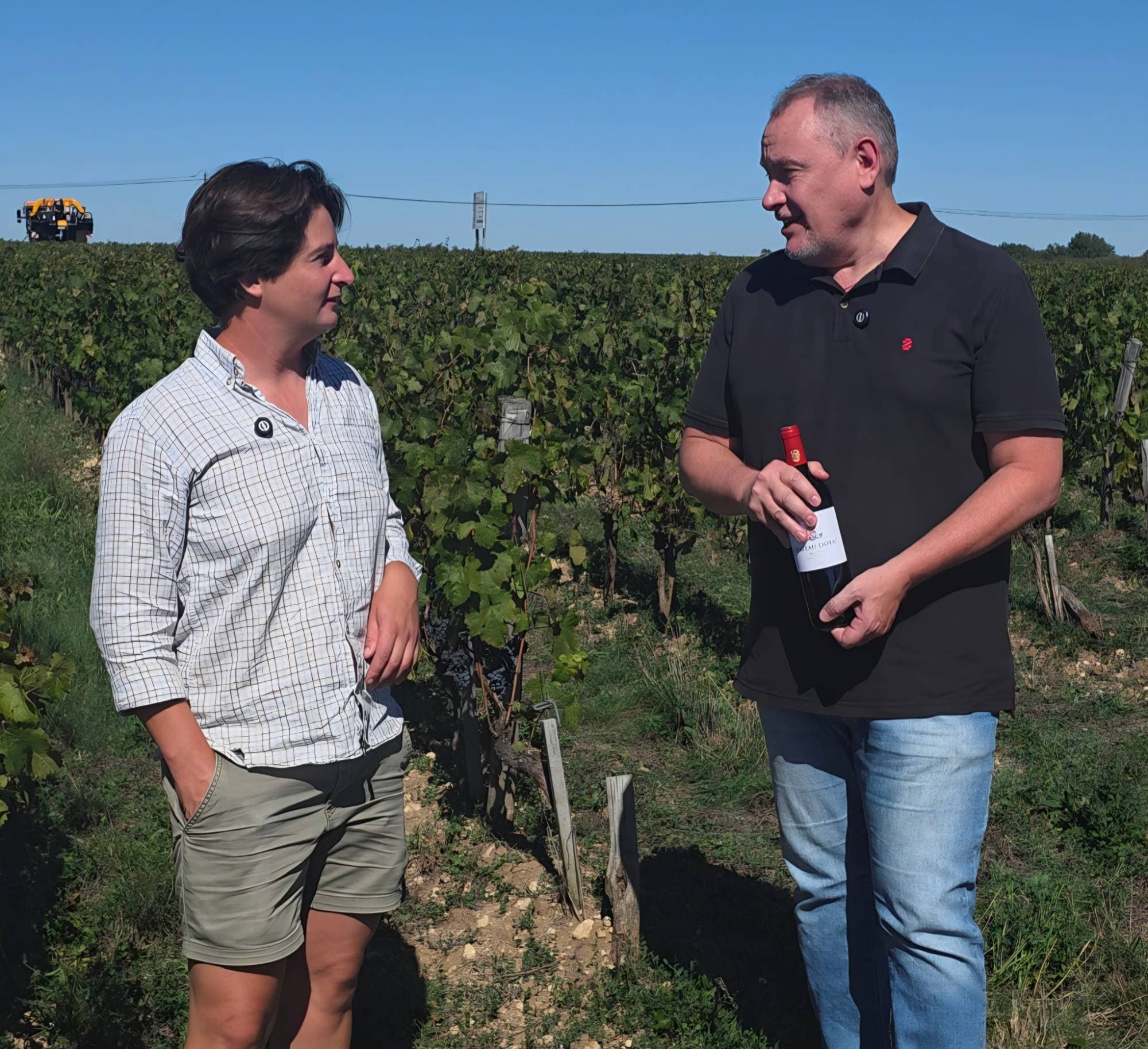 Conversa entre as vinhas em Bordeaux, com uma garrafa do château